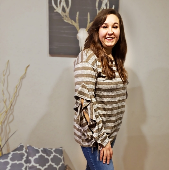 Striped Ruffle Blouse - Picture 4 of 6